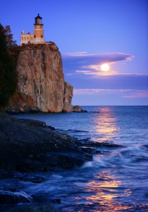 split-rock-lighthouse-full-moon