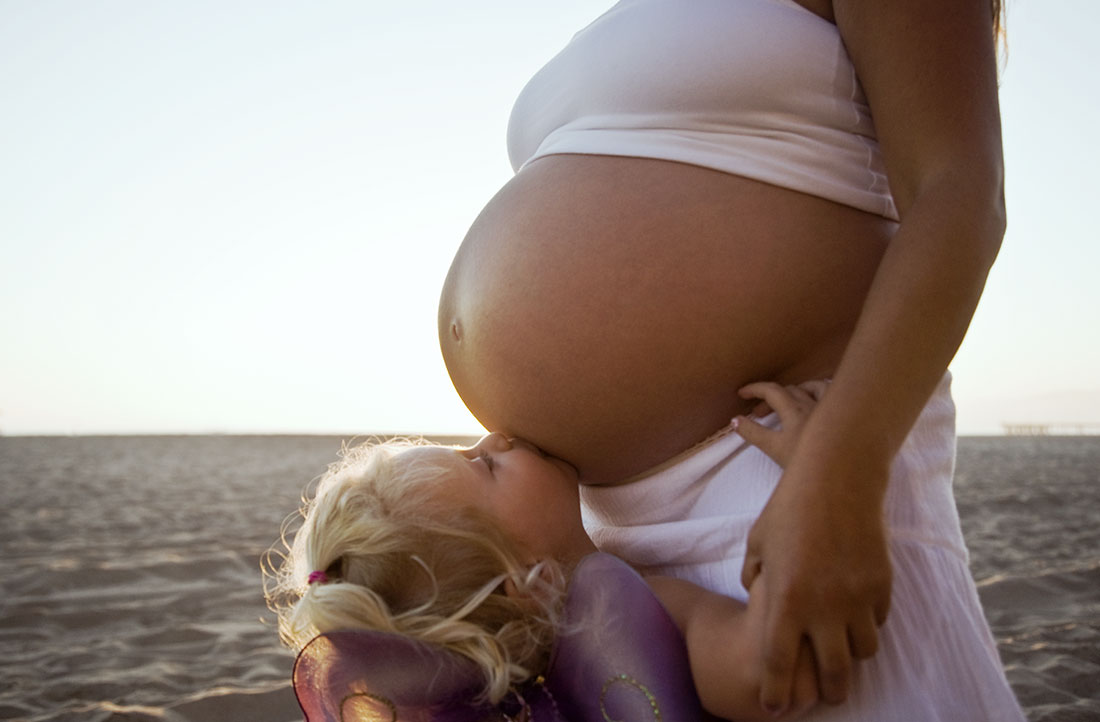 Сын беременную маму видео. Мамин животик. Фотосессия беременной мамы с дочкой.